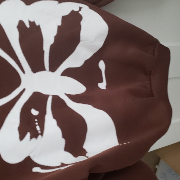 A sweater/shirt - Picture 3 of 3